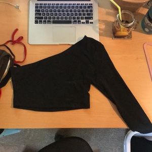 black one sleeve crop top